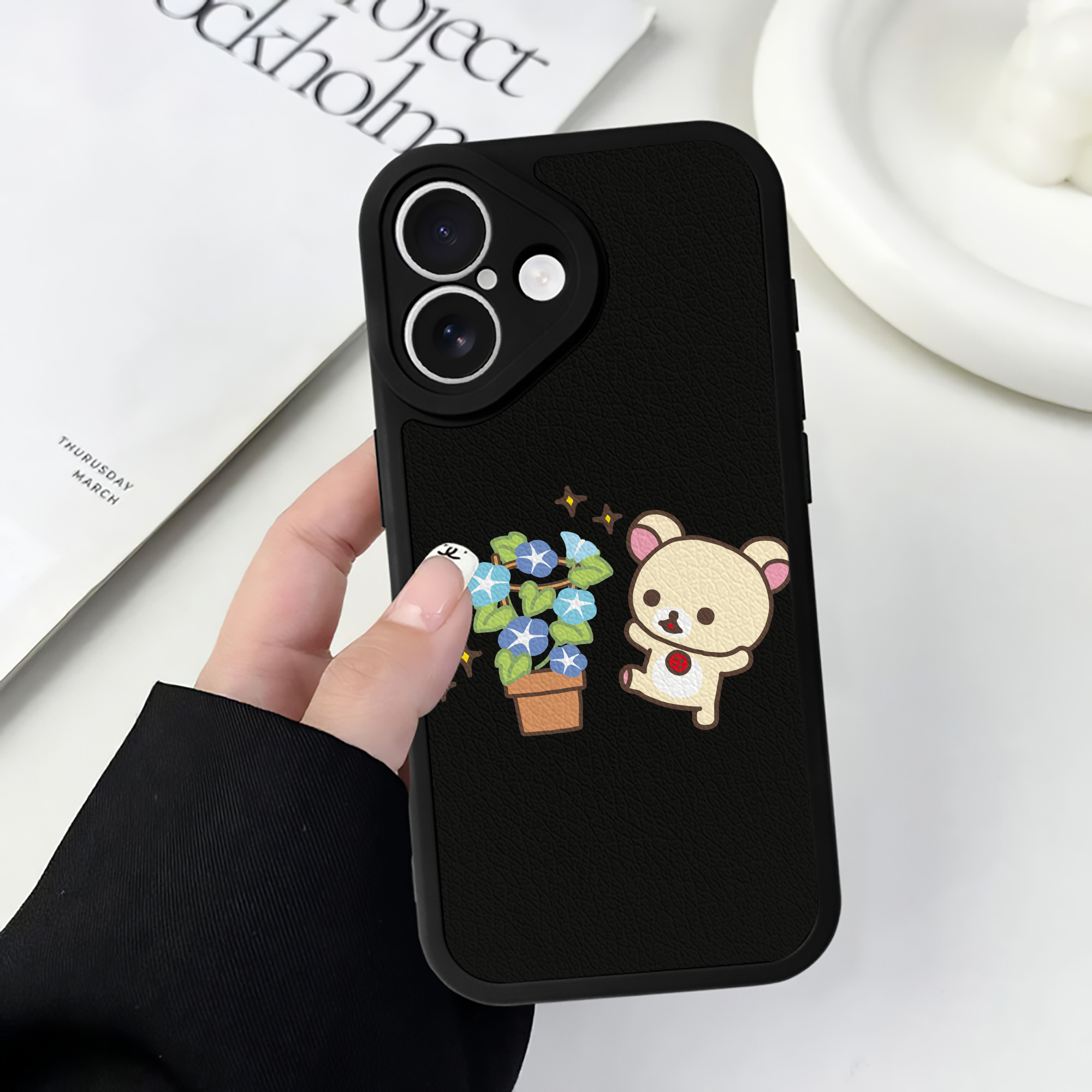 （画像用） リラックマ リラックマ キイロイトリ Rilakkuma Korilakkuma Kiiroitori 【iPhone 16シリーズ対応】シリコンスマホケース（レザー調） 材質：シリコン